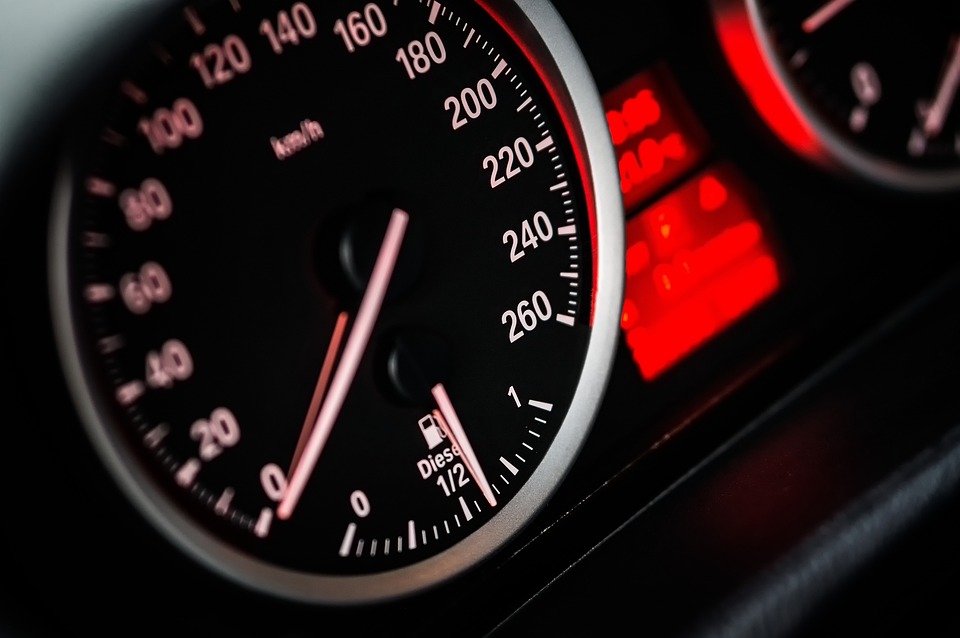 Tachometer und Instrumente als Symbol für technische Inspektion