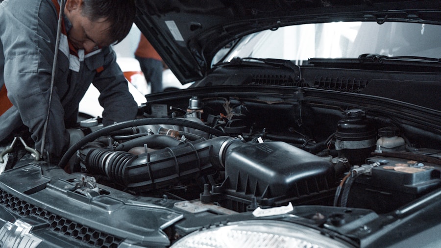 Werkstatt mit Fahrzeug auf Hebebühne für umfassende technische Prüfung